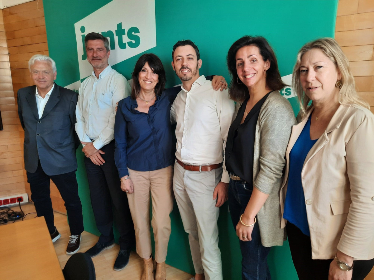Joan Rodríguez y Pilar Calvo junto a los concejales de Junts en Barcelona Ferran Mascarell, Jordi Martí, Francina Vila y Neus Munté.
