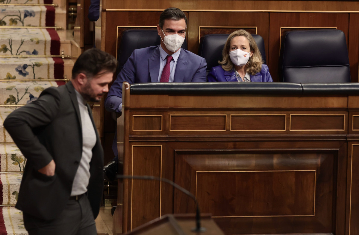 Archivo - El portavoz de ERC en el Congreso, Gabriel Rufián, pasa por delante del presidente del Gobierno, Pedro Sánchez, y la vicepresidenta primera del Gobierno, Nadia Calviño