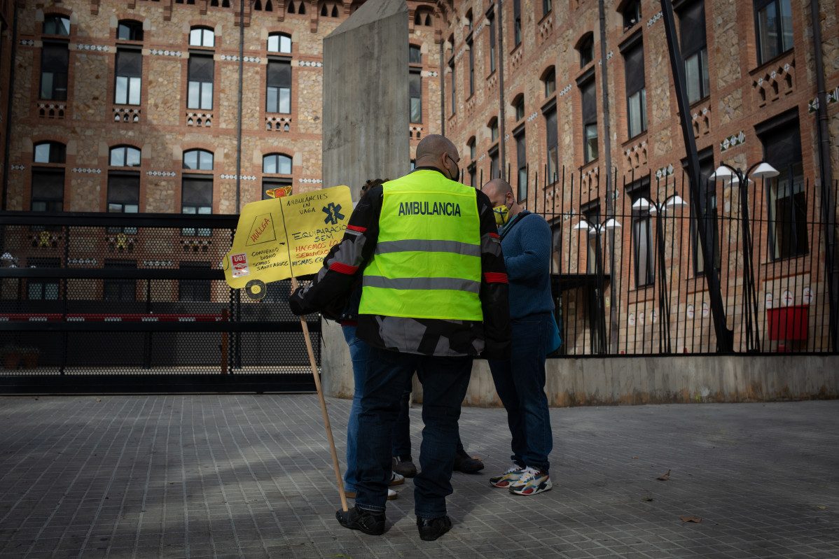 Archivo - Conductores del sector del transporte sanitario en Cataluña se manifiestan ante la sede del Servicio Catalán de Salud (CatSalut), en Barcelona a 12 de noviembre de 2020