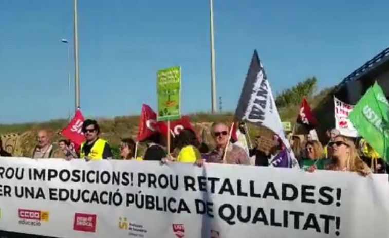 ​300 manifestantes cortan la A-7 primero, luego la A-27  y la T-11 en Tarragona