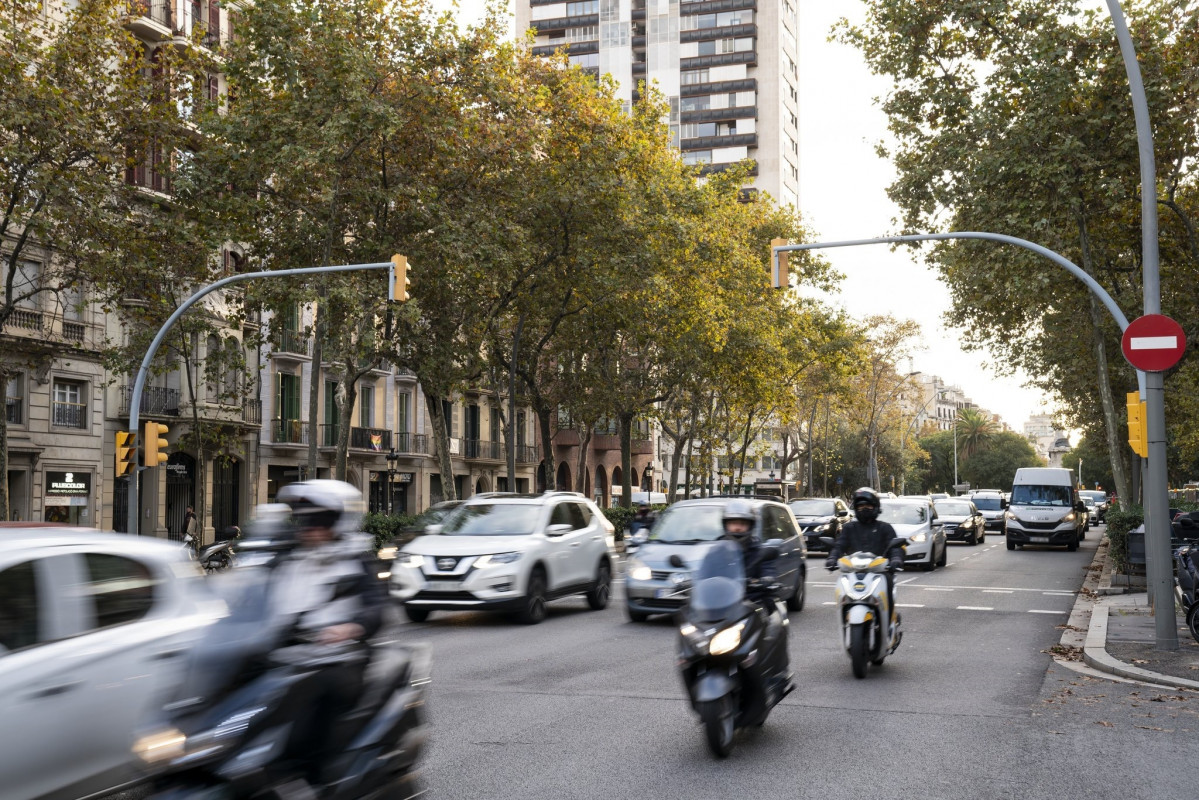 EuropaPress 4219564 coches motos circulan calle barcelona trafico