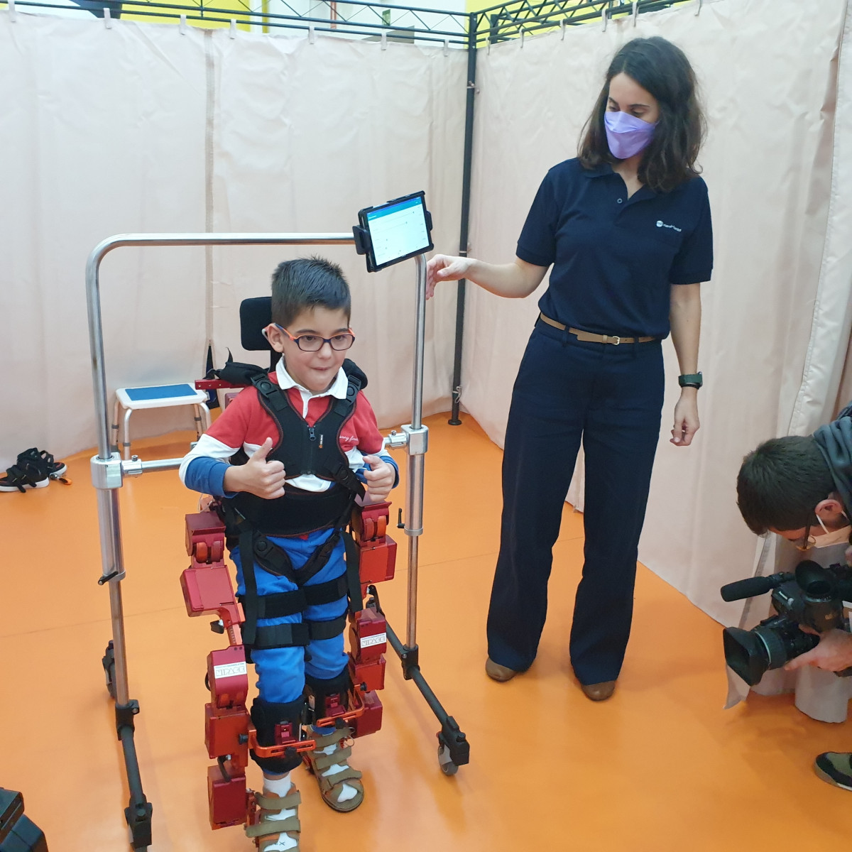 EuropaPress 4089745 usuario nipace utilizando nuevo exoesqueleto pediatrico