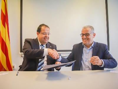El conseller de Interior, Joan Ignasi Elena, y el alcalde de Palafrugell (Girona), Josep Piferrer, firmando el convenio para crear la Oficina de Atención al Ciudadano conjunta entre los Mossos d'Esqu