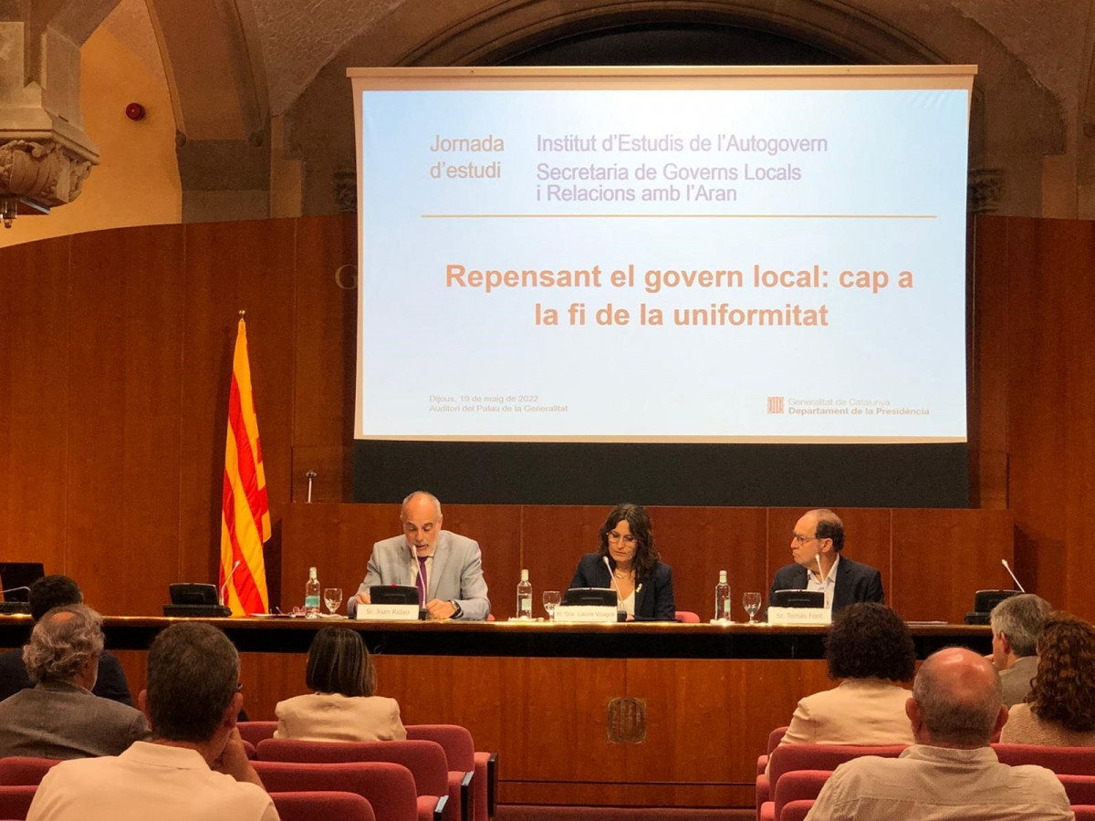 El director del Institut d'Estudis d'Autogovern (IEA), Joan Ridao; la consellera de la Presidencia de la Generalitat, Laura Vilagrà; y el catedrático de Derecho Tomàs Font, a 19 de mayo de 2022.