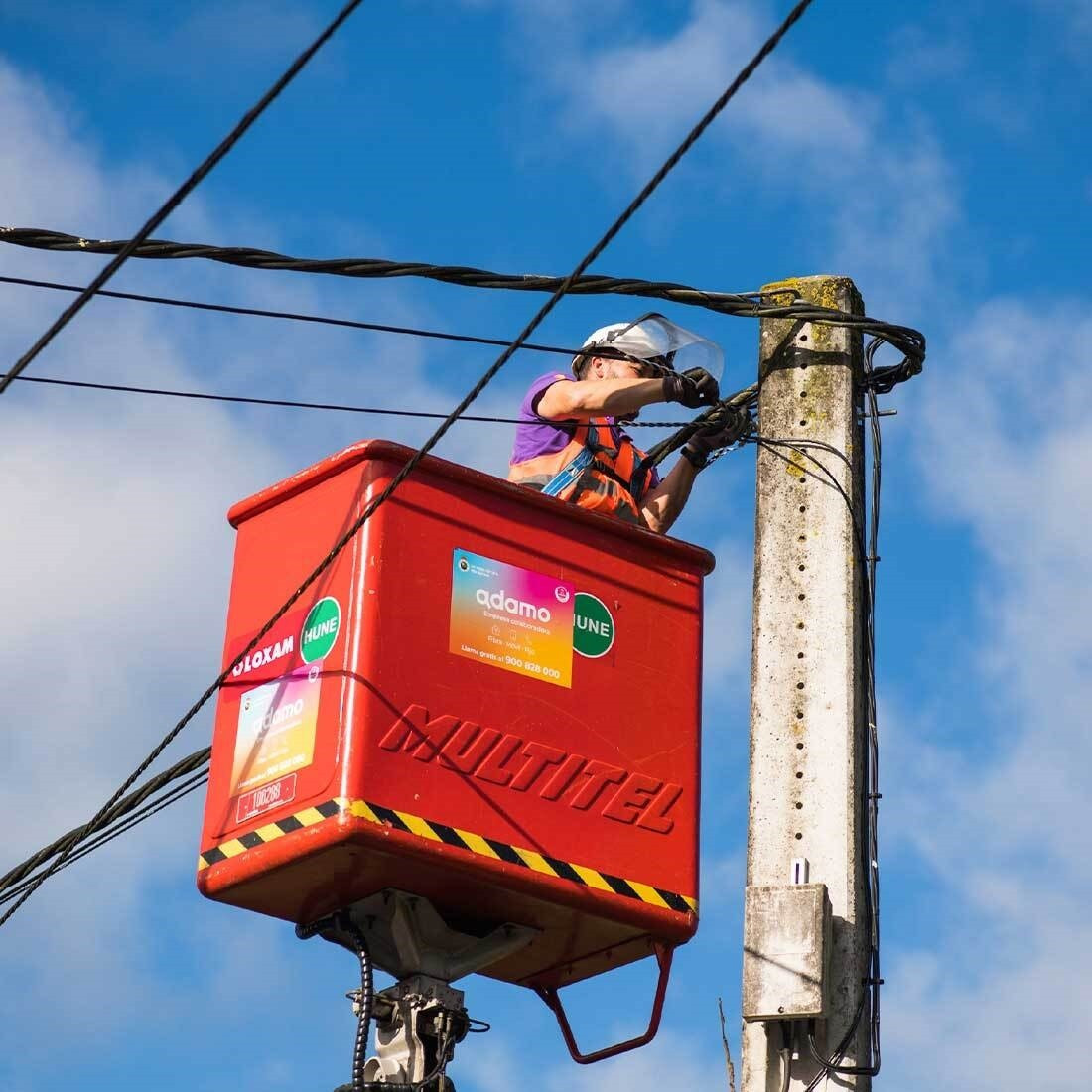 Trabajador de Adamo instalando fibra óptica