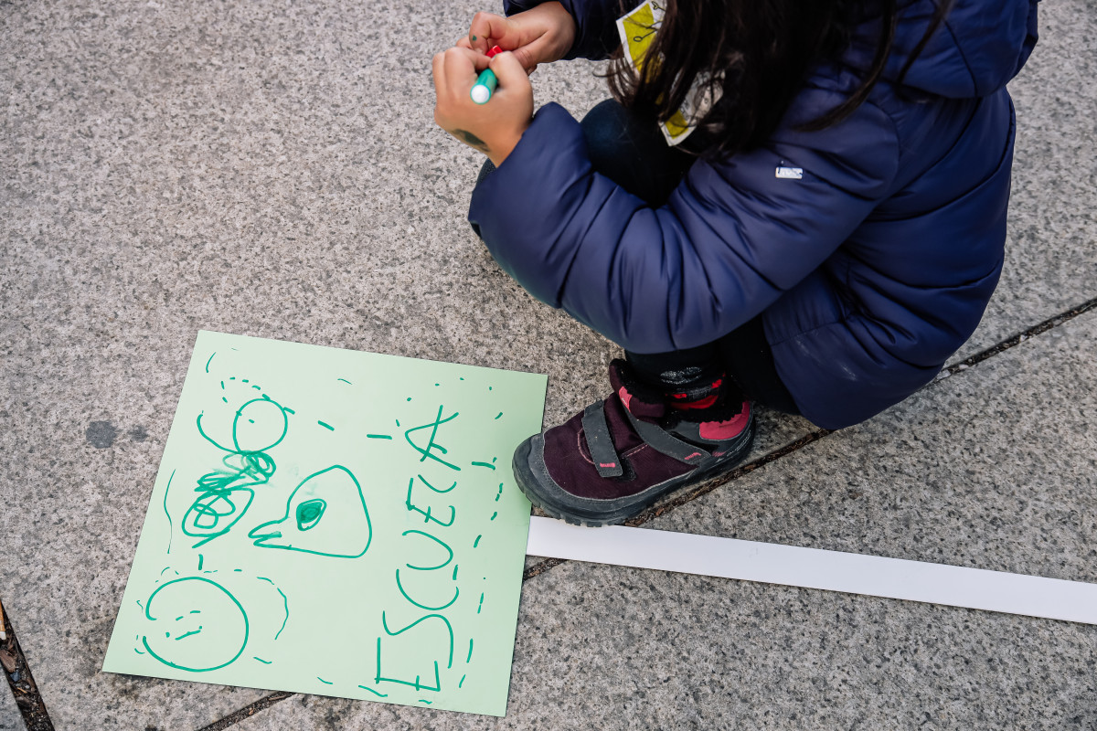 EuropaPress 4137142 nina hace dibujo manifestacion defensa ciclo educativo 0 6 anos 11