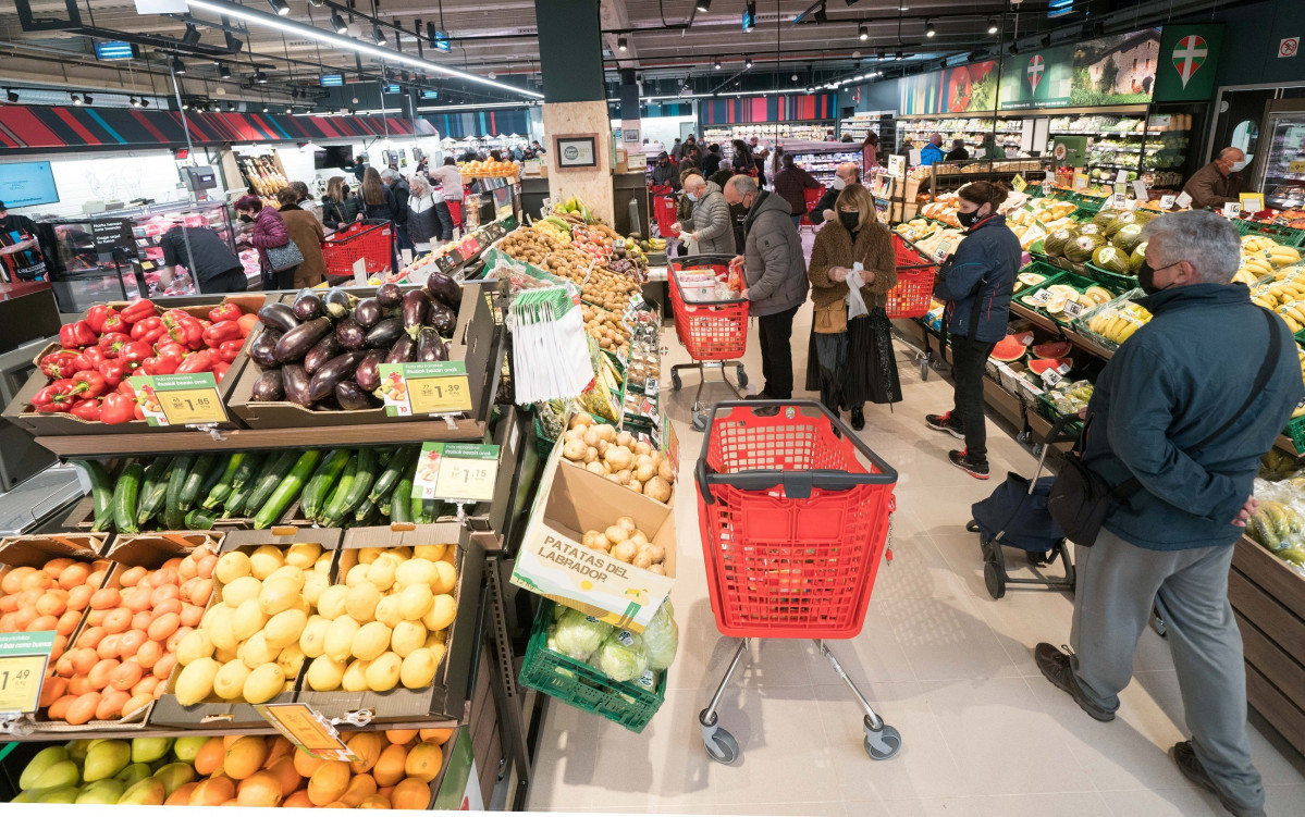 Compradores en un supermercado