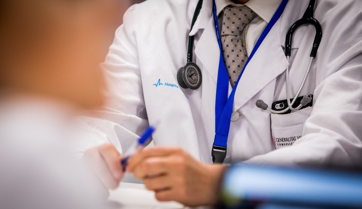 EuropaPress 4367334 medico atendiendo paciente