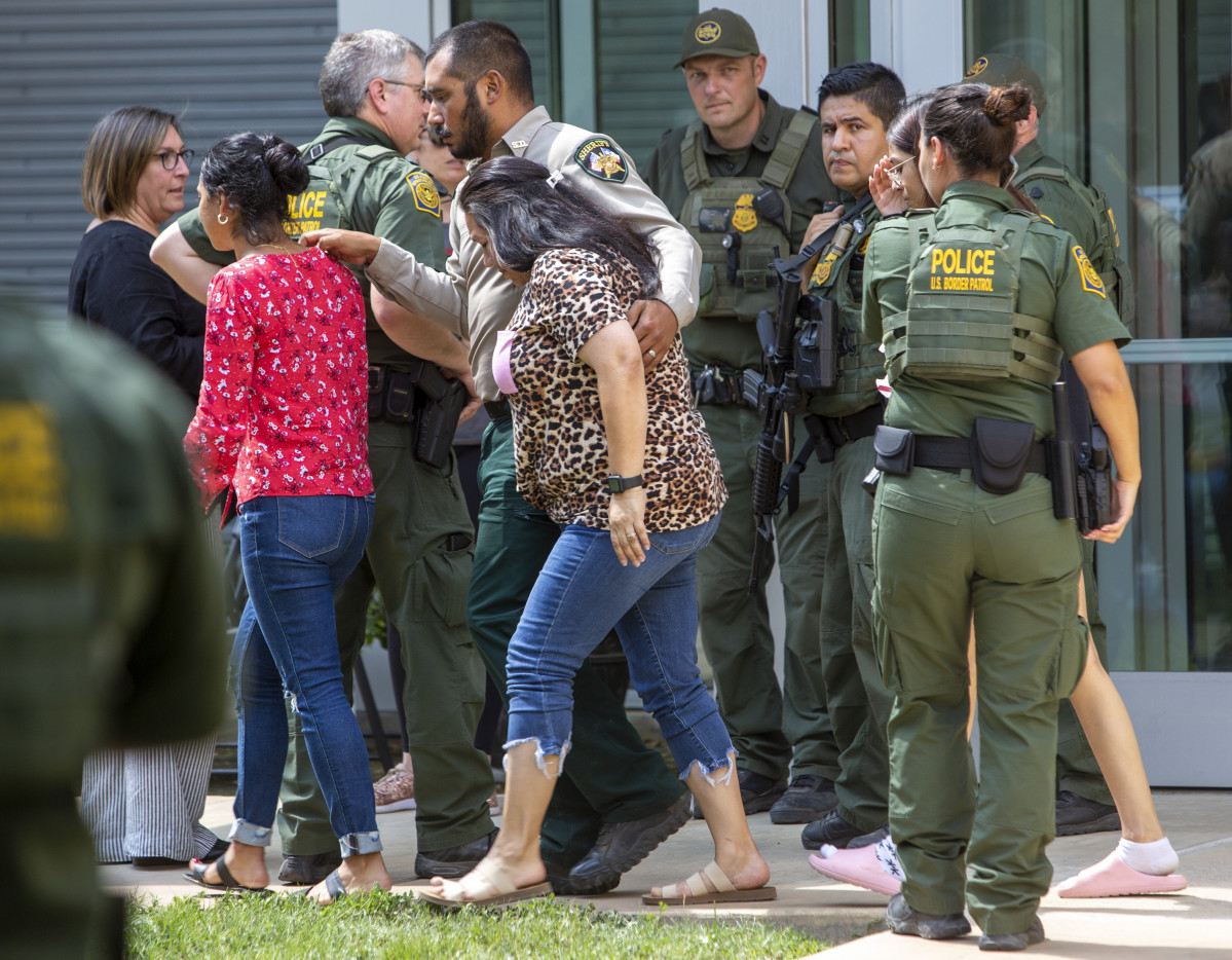 EuropaPress 4473694 24 may 2022 us uvalde people leave the uvalde civic center hours after
