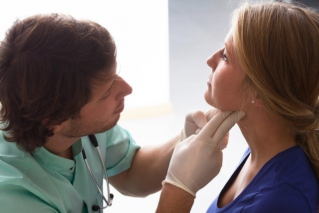 EuropaPress 1286696 mujer medico consulta tiroides garganta ganglios