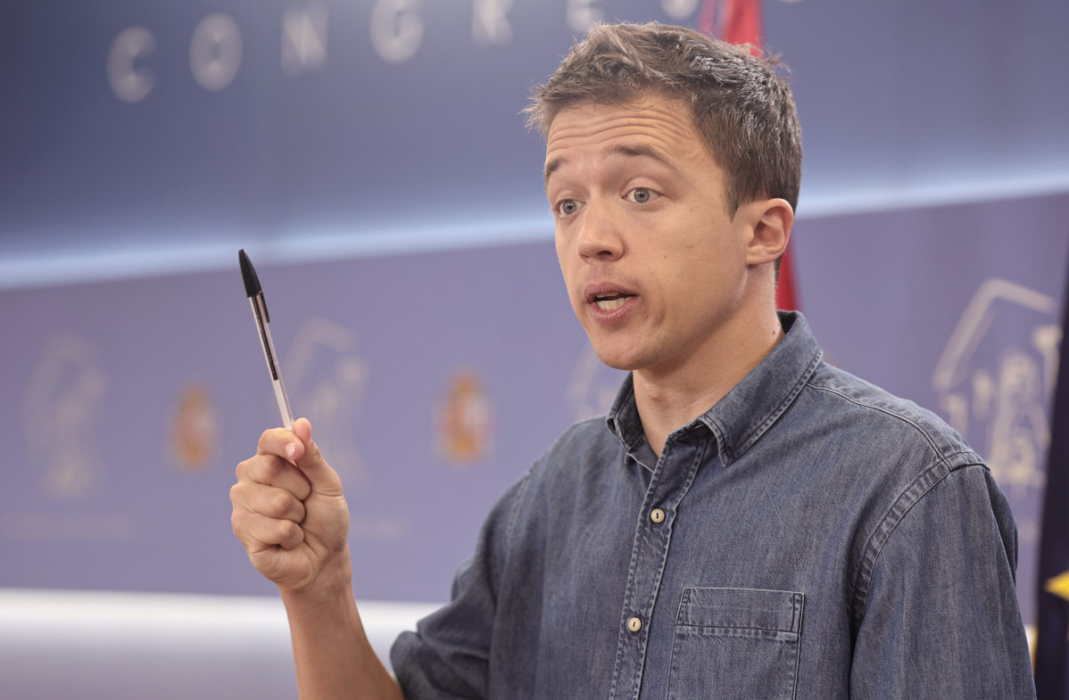 Archivo - El líder de Más País, Íñigo Errejón, interviene en una rueda de prensa anterior a una Junta de Portavoces, a 15 de junio de 2021, en la Sala Constitucional del Congreso de los Diputado