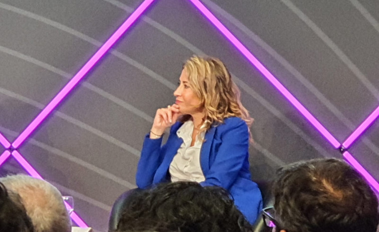 Golpe en la mesa de la Ministra de Transportes sobre la falta de inversiones del Estado en Catalunya