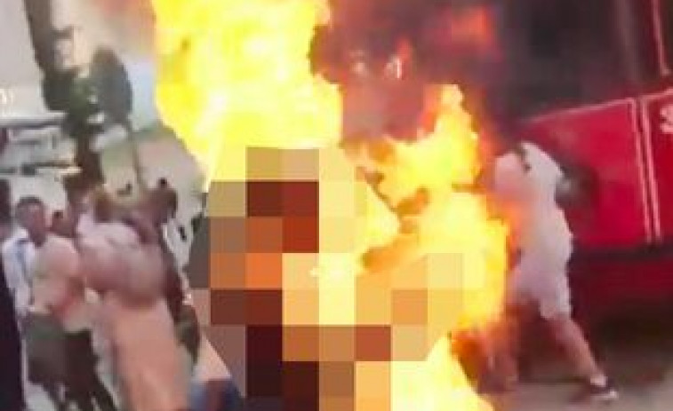 Turistas se hacen selfis ante un hombre que se quema a lo bonzo en Estambul