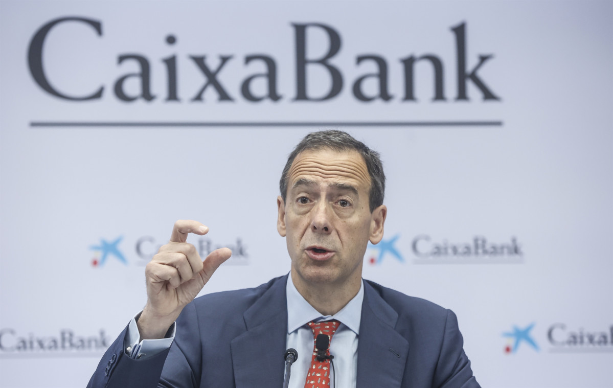 Archivo - El consejero delegado de CaixaBank, Gonzalo Gortázar, en la presentación de los resultados del primer trimestre de 2022