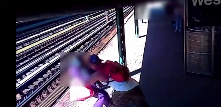 VÍDEO: Lanzan a una mujer a las vías del metro en Nueva York
