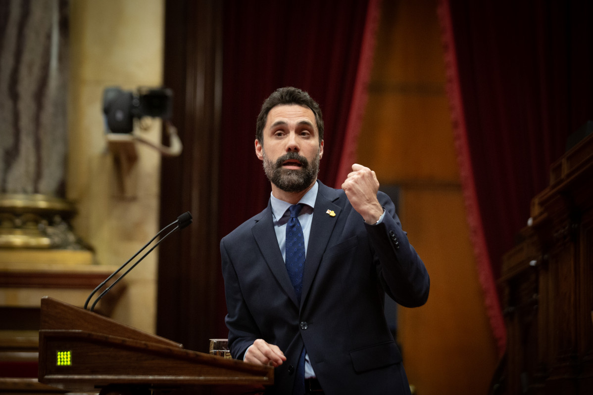 El conseller de Empresa y Trabajo de la Generalitat, Roger Torrent, interviene en una sesión plenaria, en el Parlament. Foto de archivo.