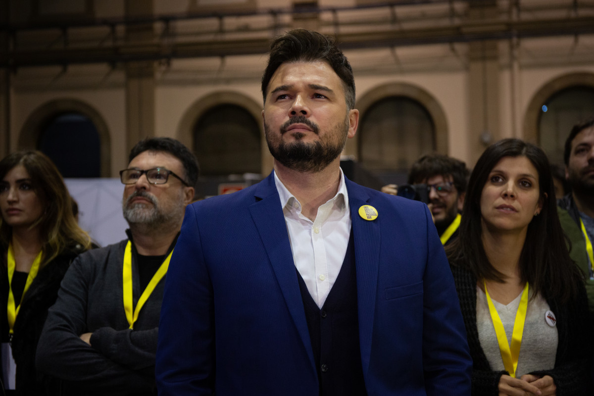 El diputado al Congreso de los Diputados por ERC, Gabriel Rufian durante la noche electoral del 10N en el Pabellón de la Estació del Nord de Barcelona (Catalunya, España), donde el partido sigue lo