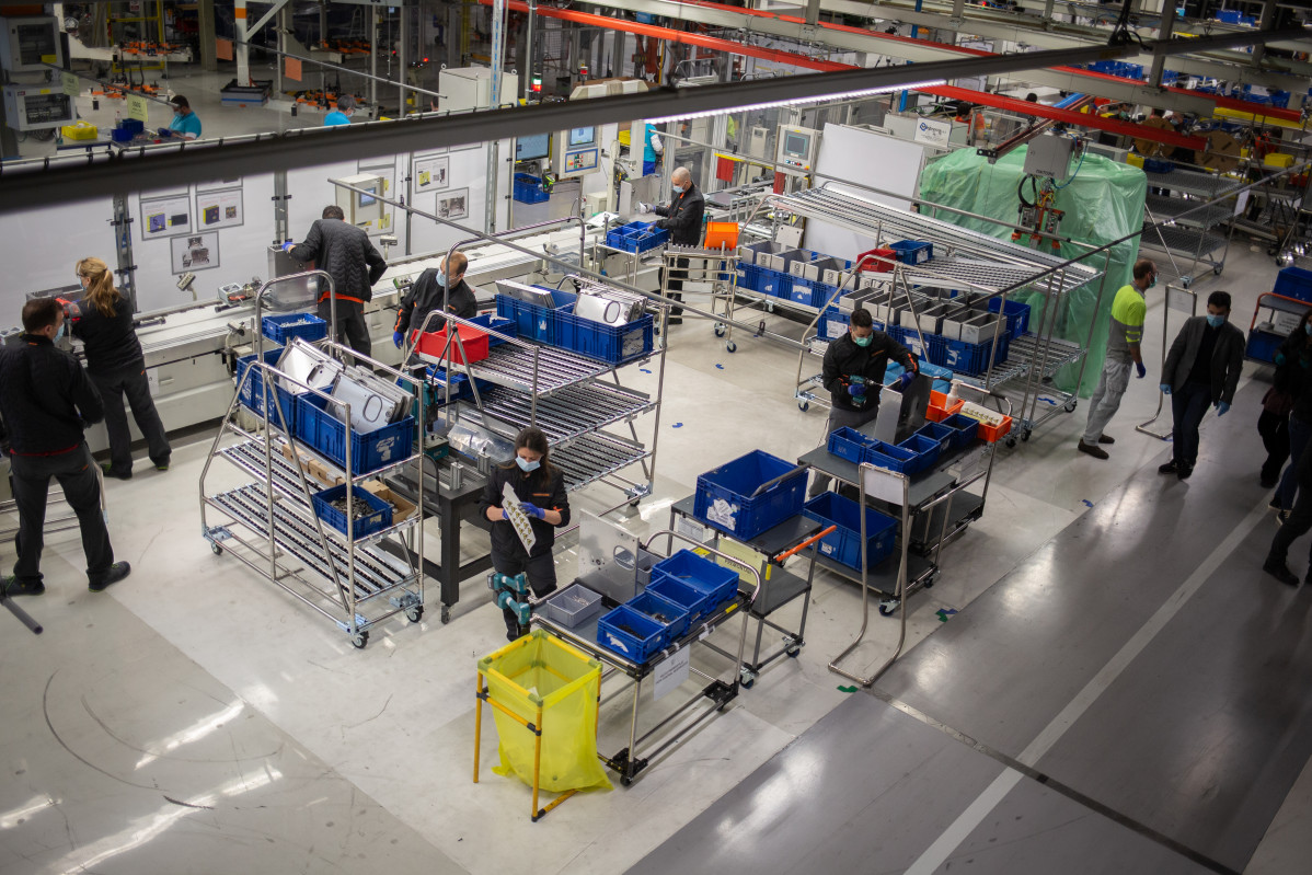 Archivo - Operarios trabajan en la cadena de producción y montaje del proyecto de respiradores de SEAT para los contagiados por coronavirus en las instalaciones de SEAT de Martorell, en Martorell/Bar