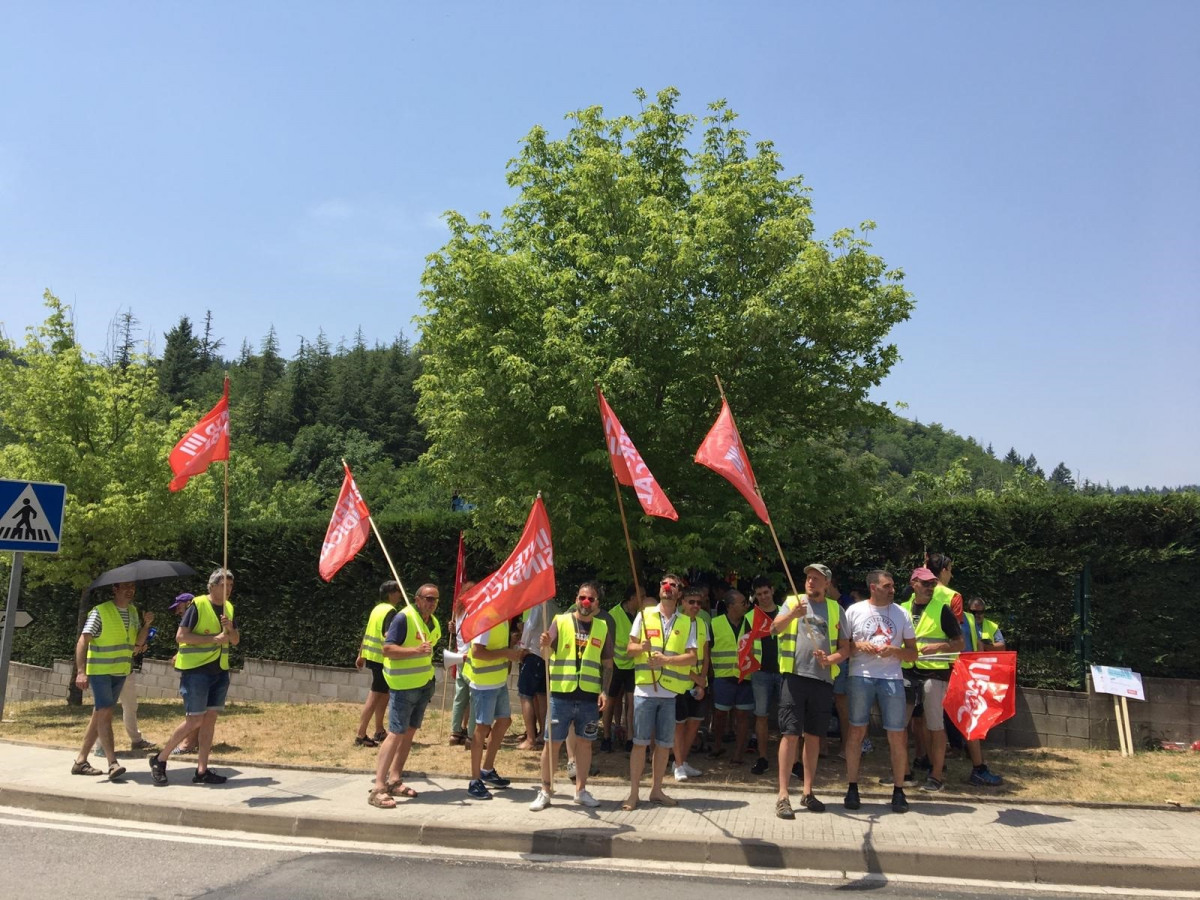 Trabajadores de Aguas Danone de Sant Hilari Sacalm (Girona) este viernes