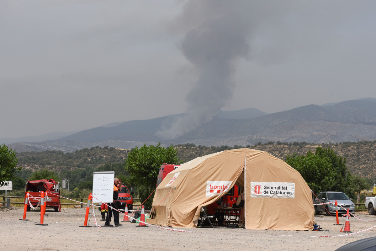Dispositivo de los Bombers de la Generalitat en las inmediaciones de una zona donde se ha declarado un incendio, a 16 de junio de 2022, en Artesa de Segre, Lleida