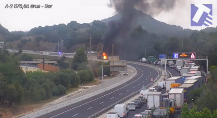 Un camión incendiado corta el tráfico en la A-2 en El Bruc