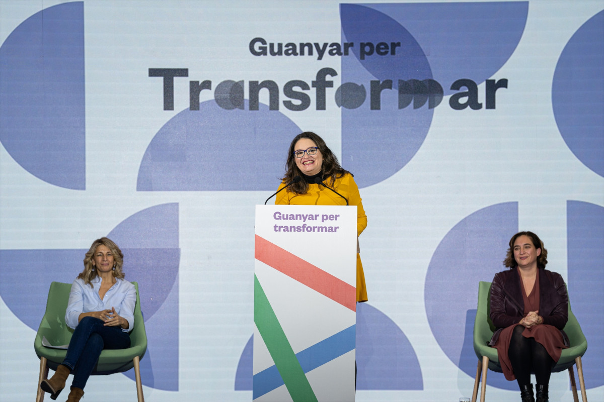 De izquierda a derecha: la vicepresidenta segunda y ministra de Trabajo y Economía Social, Yolanda Díaz; la vicepresidenta de la Generalitat Valenciana, Mónica Oltra, y la alcaldesa de Barcelona, A