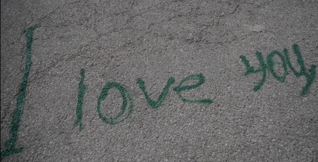 Pintadas en la puerta de casa y cartas de amor: Shakira sufre el acoso de un fan