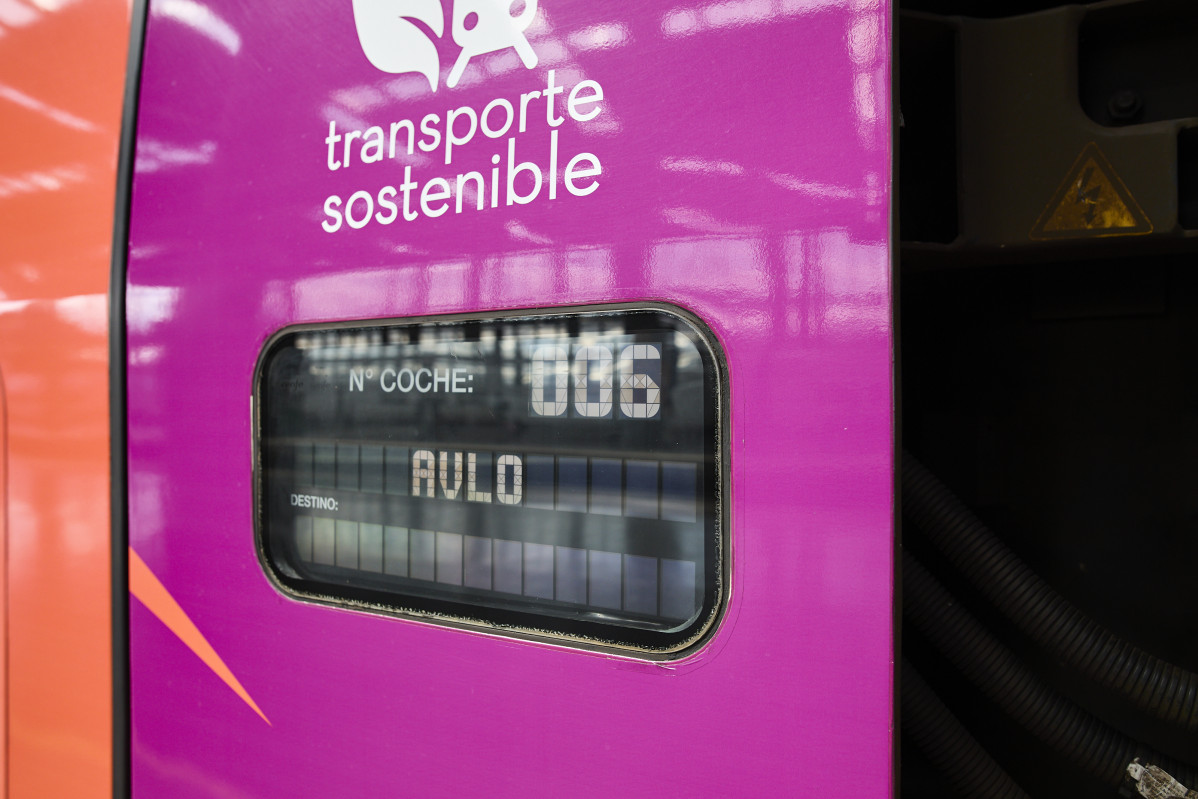 Archivo - Uno de los vagones de AVLO en la Estación Madrid-Puerta de Atocha, a 23 de junio de 2021, en Madrid, (España). Bajo la denominación de AVE 'low cost' de Renfe, este servicio ferroviario o