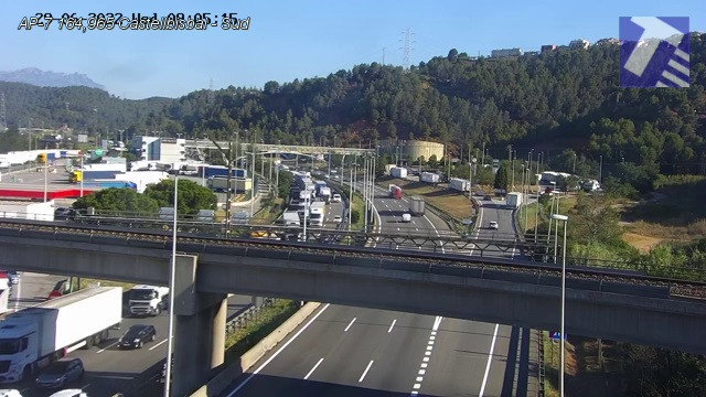 Retenciones en la AP-7 a la altura de Sant Cugat del Vallès (Barcelona) por un camión averiado