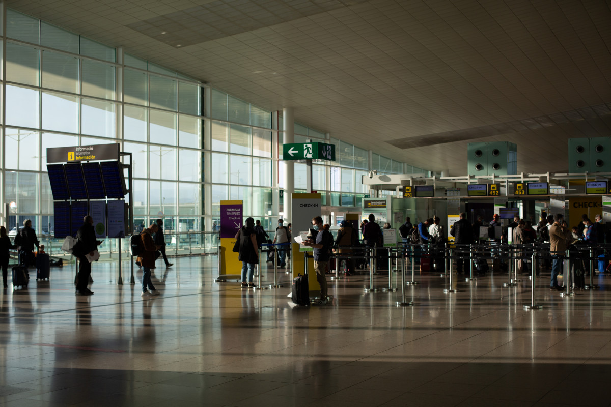 Archivo - Vista general de varios pasajeros en el aeropuerto de El Prat, a 19 de noviembre de 2021, en Barcelona, Cataluña (España).