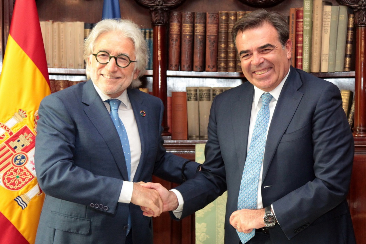 El presidente de Foment del Treball, Josep Sánchez Llibre, y el vicepresidente de la Comisión Europea, Margaritis Schinis