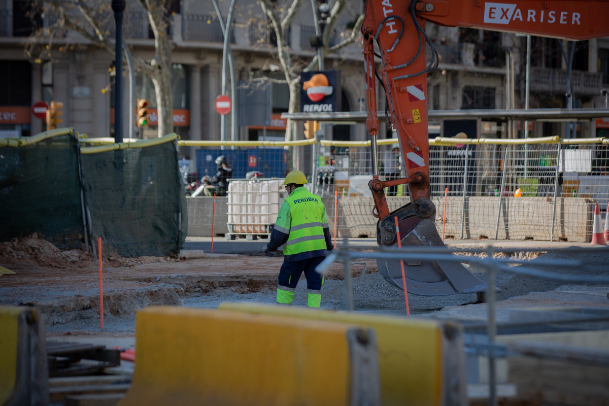 Archivo - Un obrero en la calle Avenida Diagonal con Paseo de Sant Joan, una de las vías afectadas por las obras para conectar el tranvía de Barcelona por la avenida Diagonal, a 15 de febrero de 202
