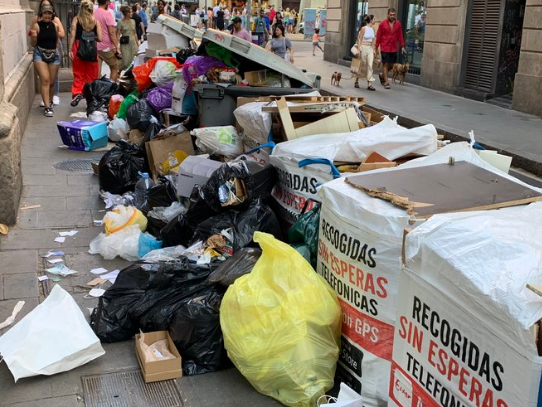 Vecinos de Barcelona se vuelven a quejar de la suciedad en las calles de la ciudad