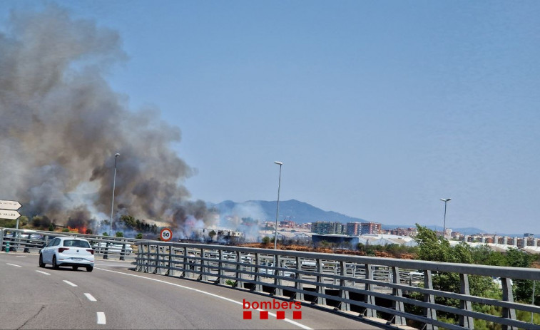 Extinguido el incendio que ha obligado a cerrar el Aeropuerto de Sabadell