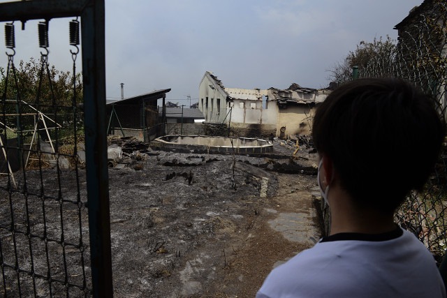 La ola de incendios en Galicia deja imágenes de aldeas destruidas como si fuese un paisaje de guerra