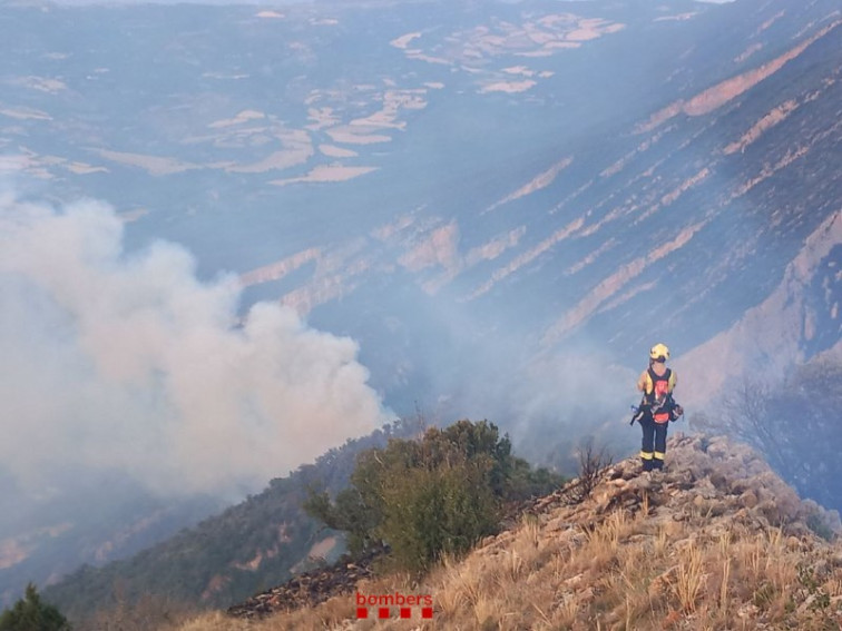 Los Bombers estabilizan el incendio de Àger, en una zona de difícil acceso
