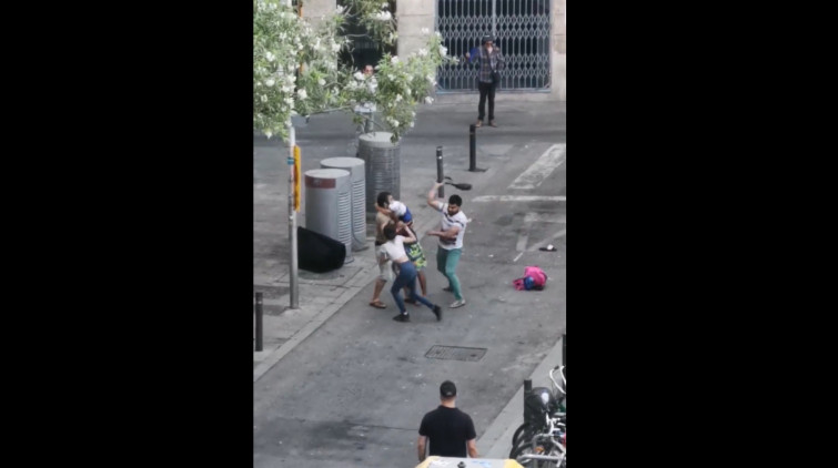 Vídeo: Vecinos del Raval denuncian el incivismo a plena luz del día