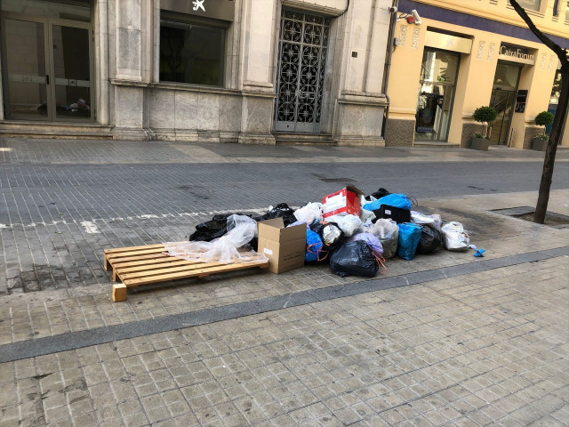 Lleida también sanciona como Cornellà a los ciudadanos que dejan la basura fuera del contenedor