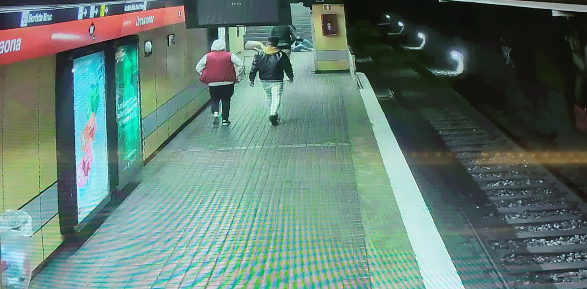 Imágenes de las cámaras de seguridad del Metro de Barcelona que se han reproducido en el juicio el viernes 8 de julio de 2020 por una agresión homófoba en enero de 2019.