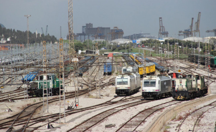 Renfe implantará placas fotovoltaicas en su base de mantenimiento de Barcelona