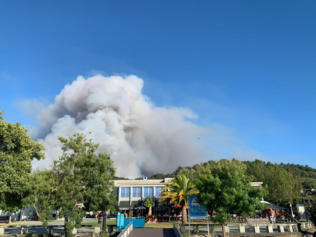Un nuevo incendio en Ourense roza las 150 hectáreas quemadas en Castrelo de Miño y amenaza casas