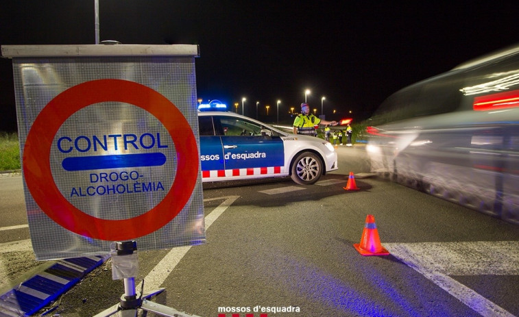 Detenidos un padre y su hijo menor de edad que conducía su coche en Sitges