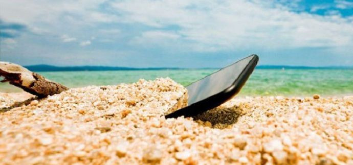 Más de la mitad de los españoles no desconectan del trabajo durante las vacaciones