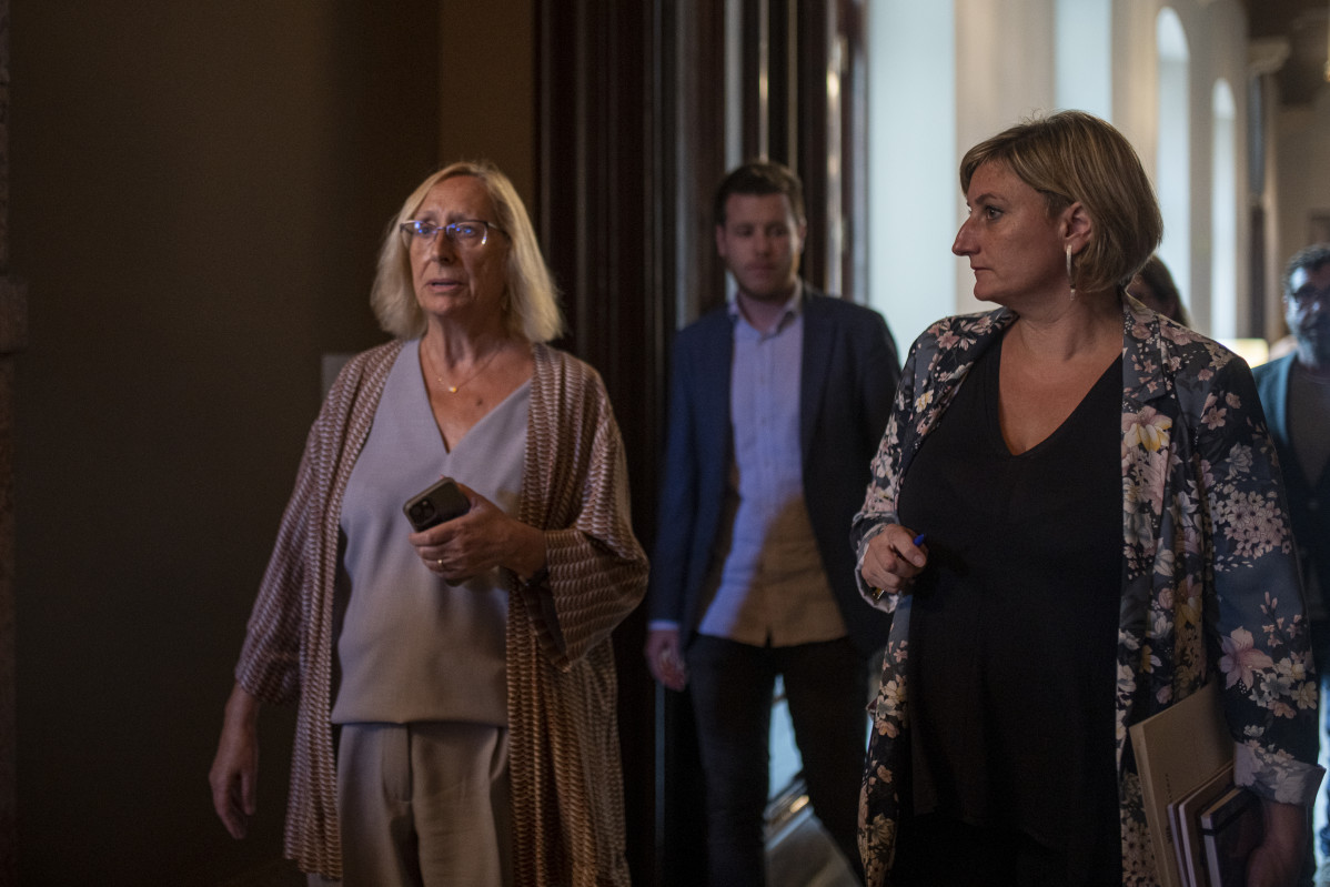 La vicepresidenta segunda del Parlament, Assumpta Escarp (i) y la exconsellera de Salud de la Generalitat y actual vicepresidenta primera del Parlament, Alba Vergés (d), a su salida de la mesa del Pa