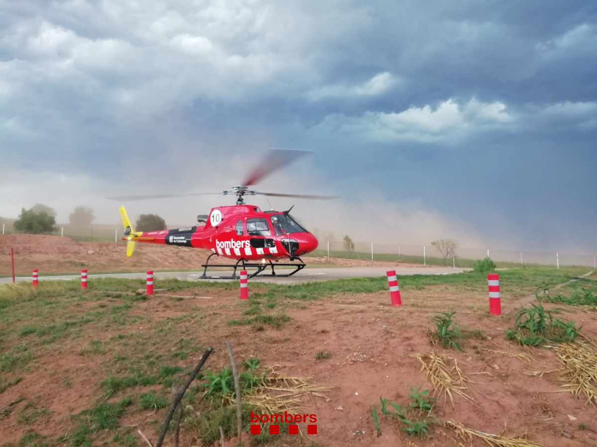 Un helicóptero de mando de la zona central de Catalunya parte del aeropuerto de Sabadell (Barcelona) antes de que la tormenta le impida el vuelo.