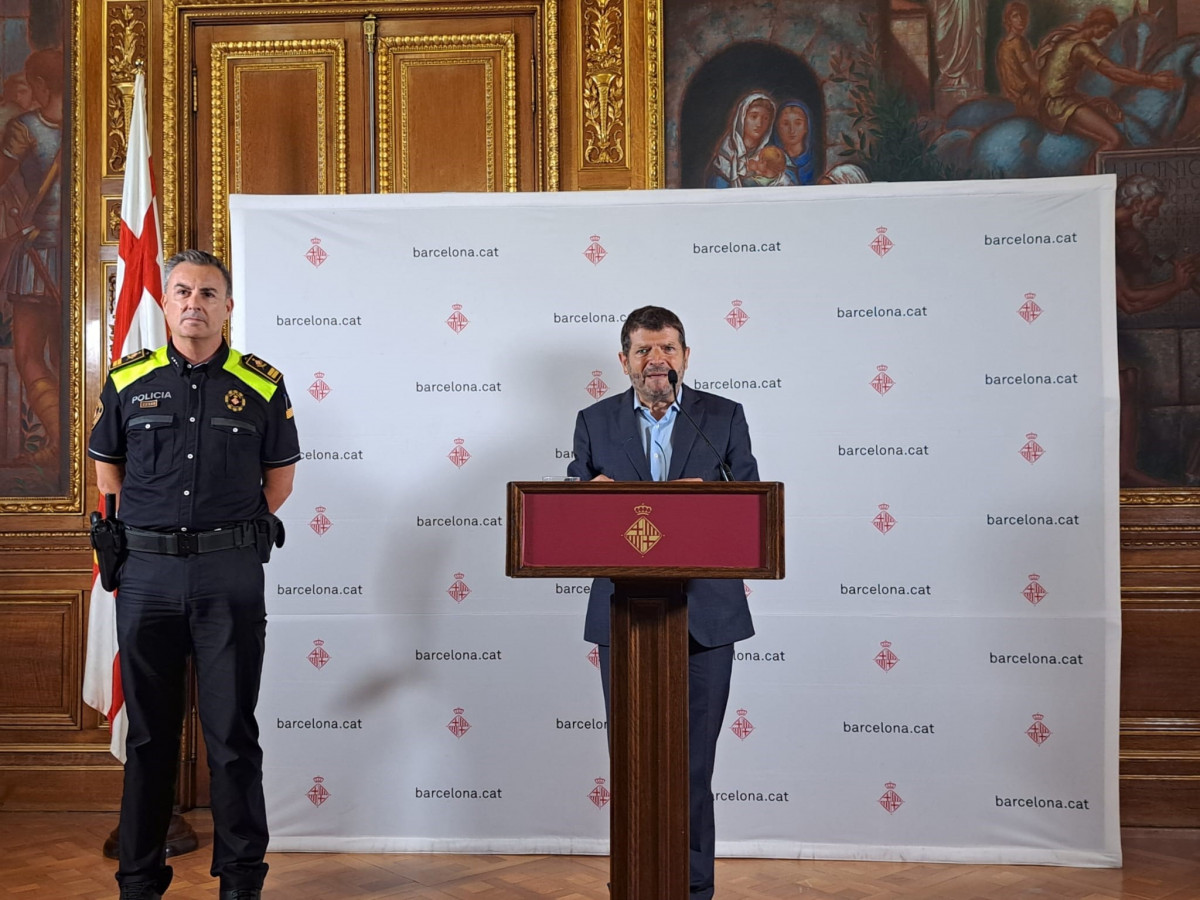 El teniente de alcalde de Seguridad y Prevención del Ayuntamiento de Barcelona, Albert Batlle; y el el jefe de la Guardia Urbana de Barcelona, el intendente mayor Pedro Velázquez, en declaraciones a