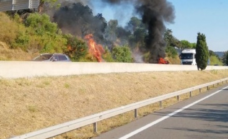 Un incendio obliga a cortar la AP-7 en La Jonquera