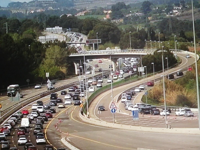 12 kilómetros de retenciones entre la Roca y Parets tras un accidente en la AP-7