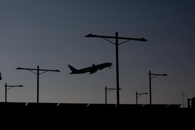 EuropaPress 4246488 avion despegando aeropuerto barcelona el prat 1 1