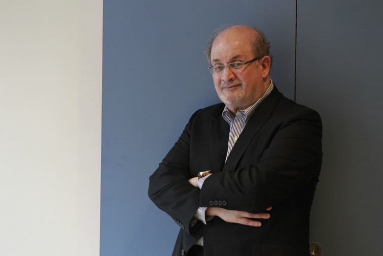 El escritor Salman Rushsdie sobrevive conectado a un respirador tras ser apuñalado